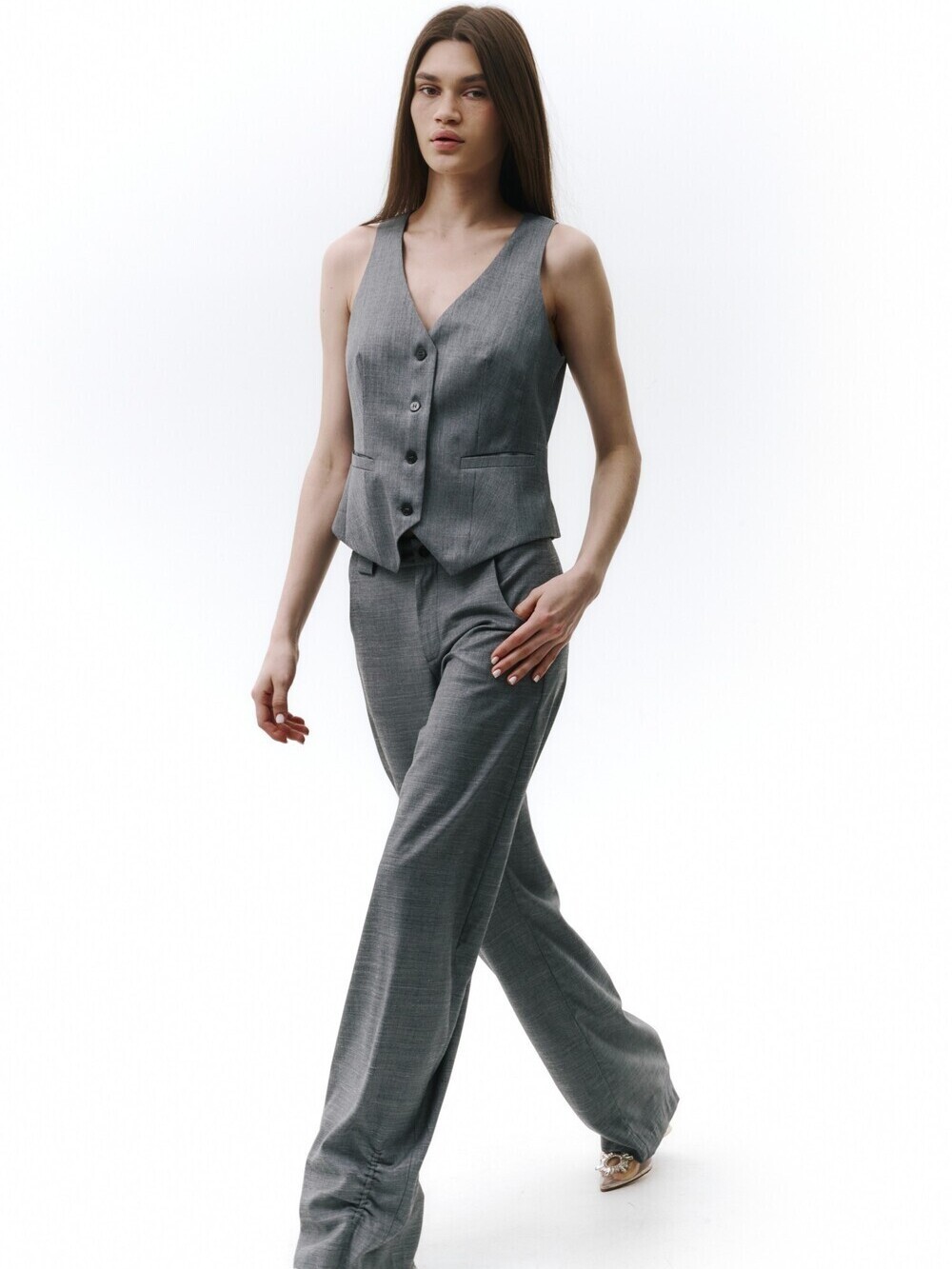 Gray trousers with pintucks