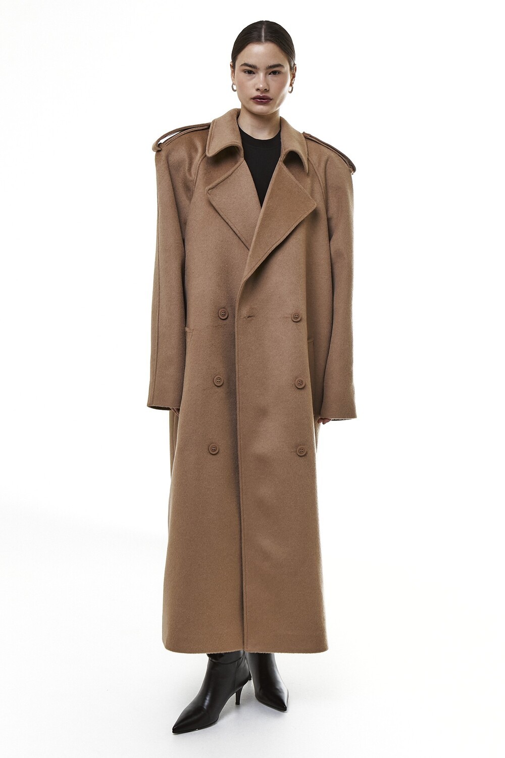 Coat with raglan sleeves