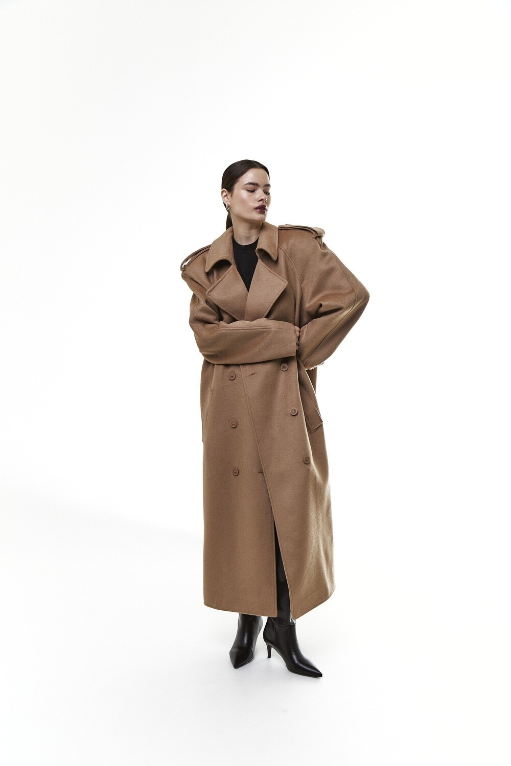 Coat with raglan sleeves