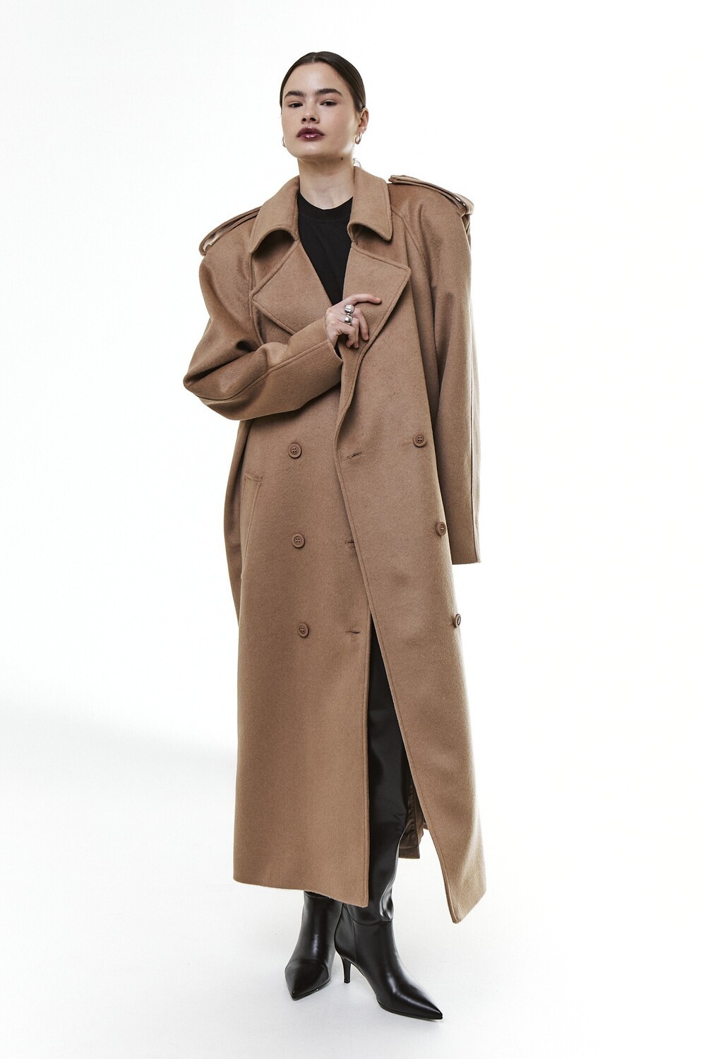 Coat with raglan sleeves