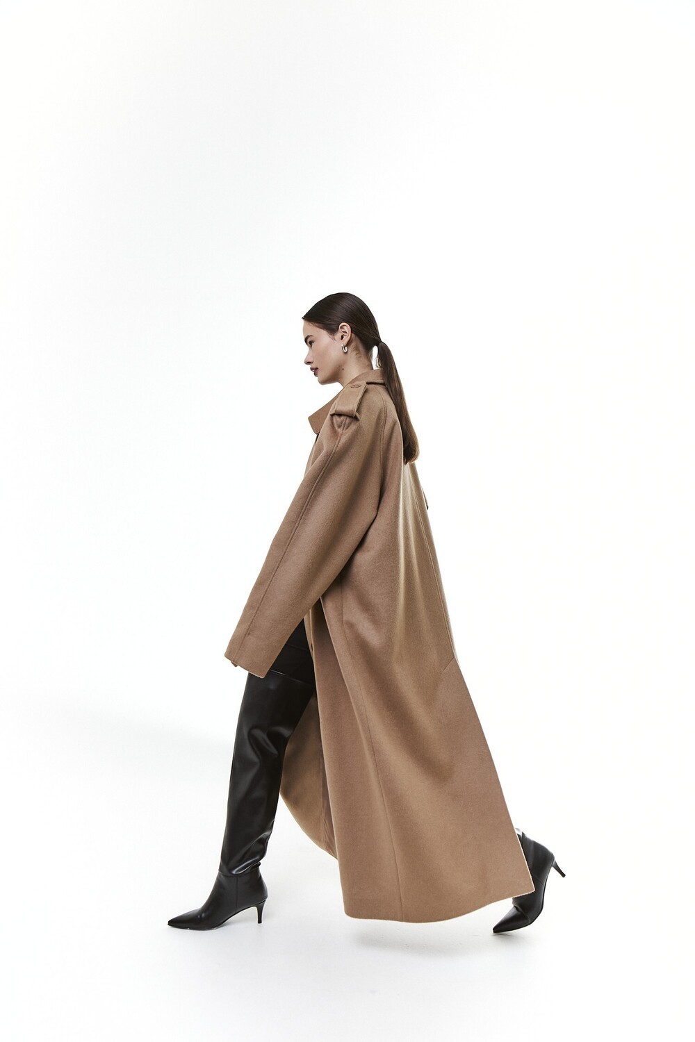 Coat with raglan sleeves