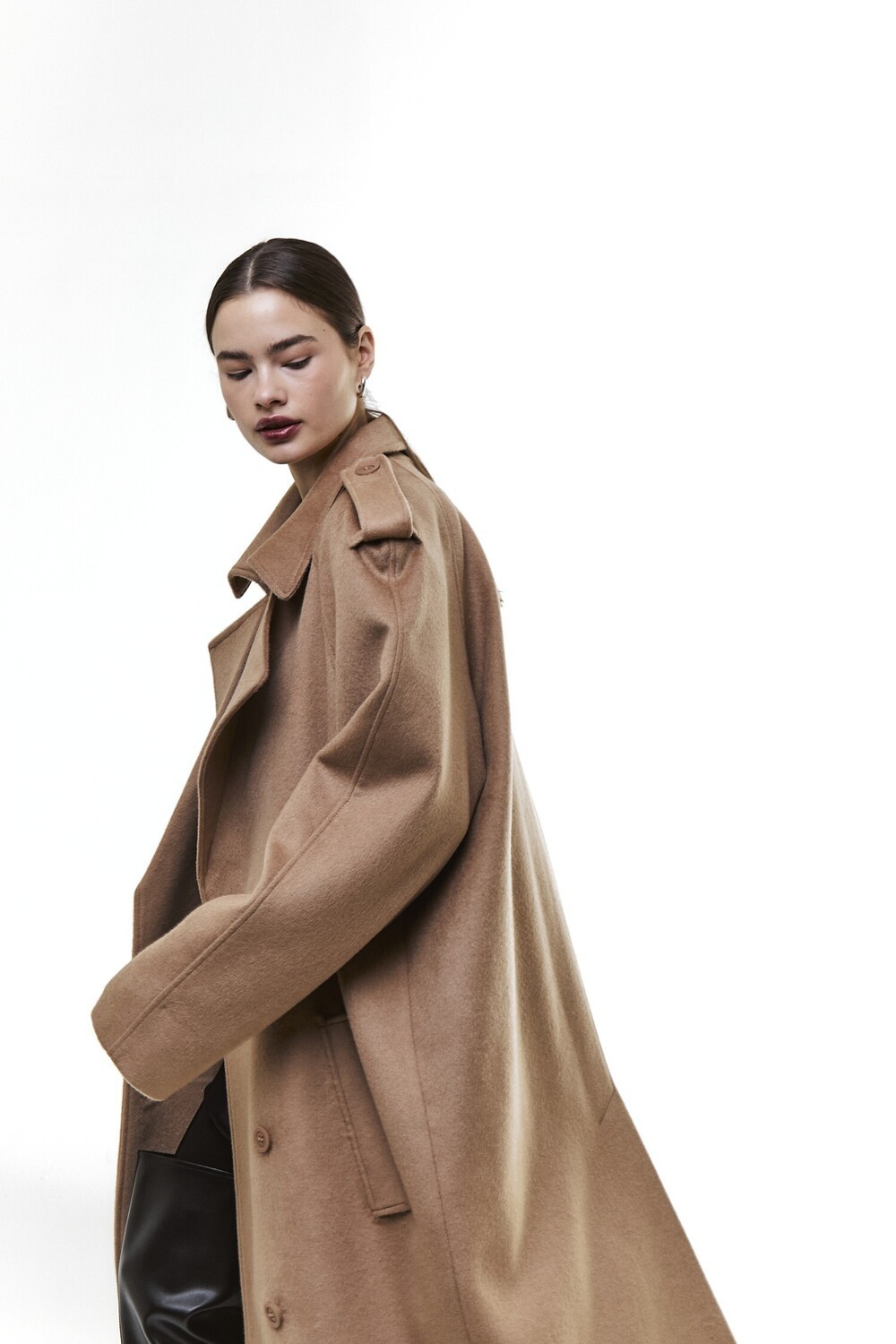 Coat with raglan sleeves