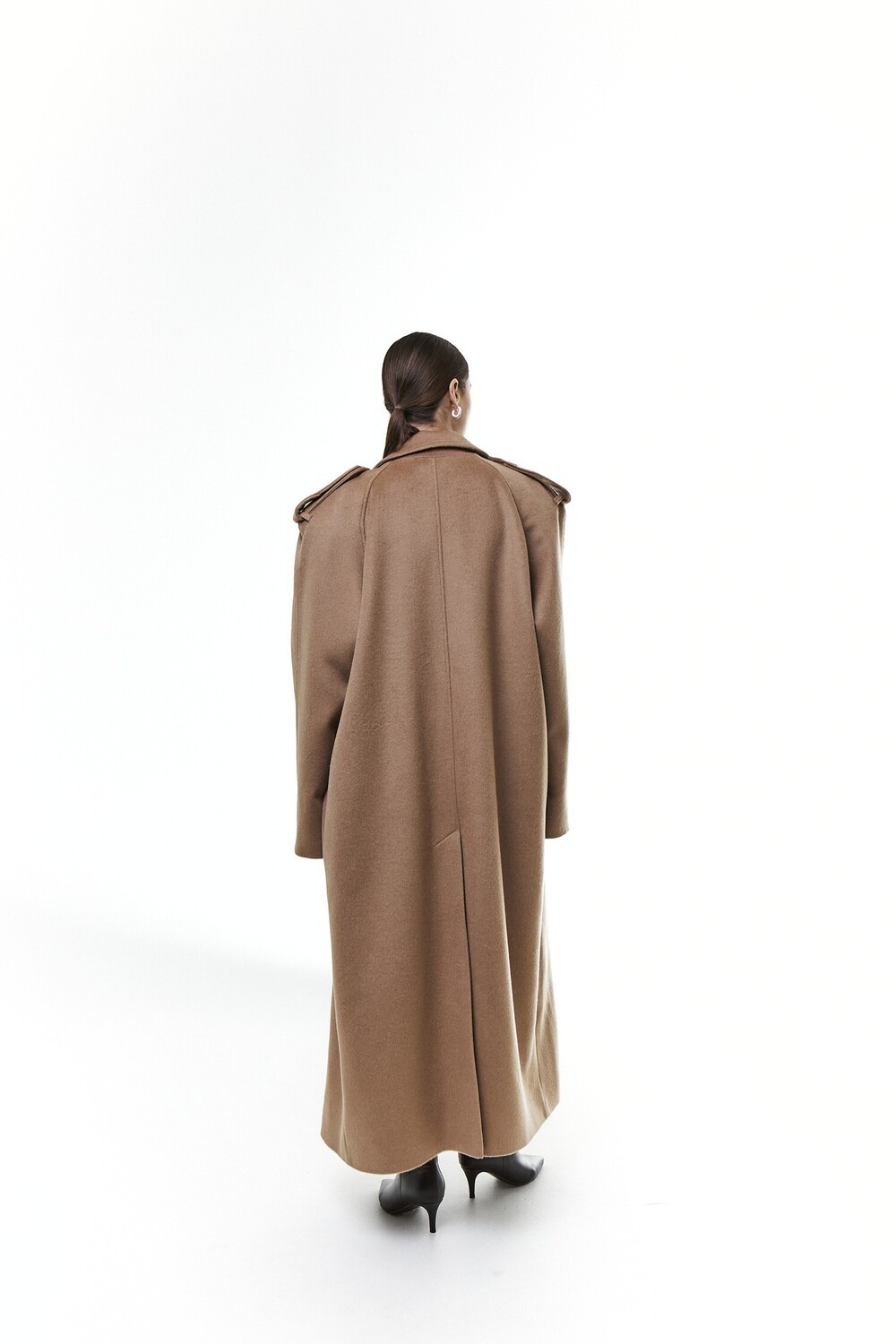 Coat with raglan sleeves