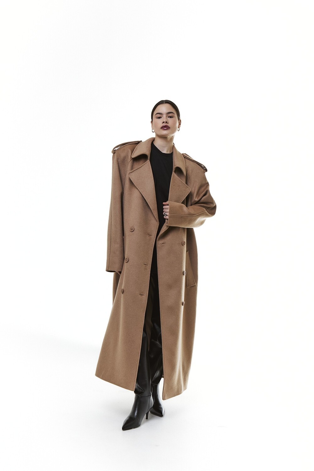 Coat with raglan sleeves