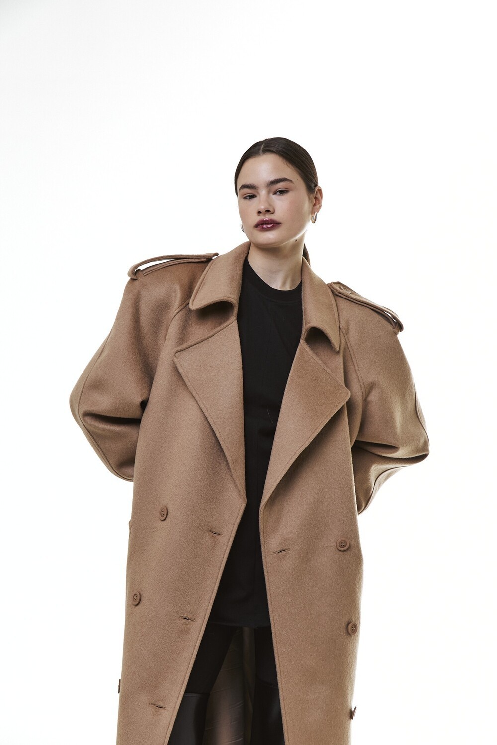 Coat with raglan sleeves