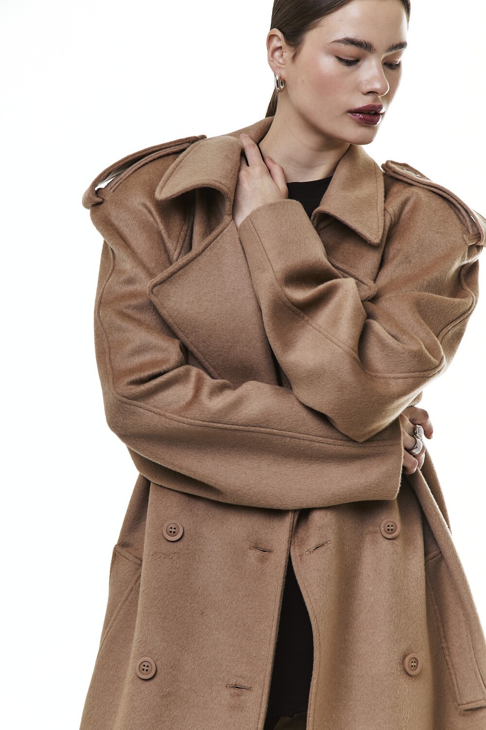 Coat with raglan sleeves