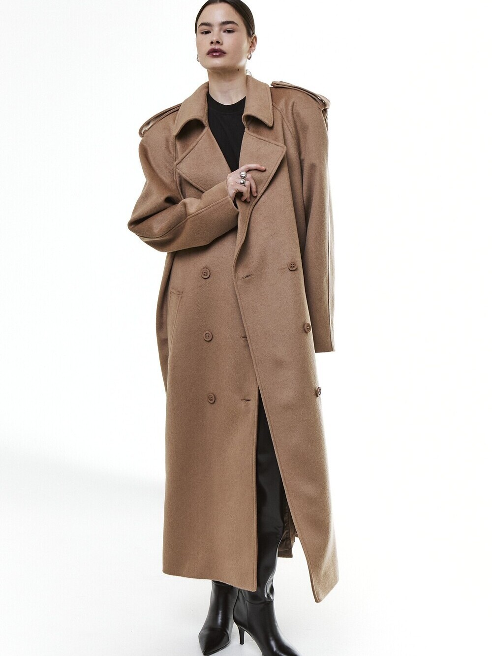 Coat with raglan sleeves