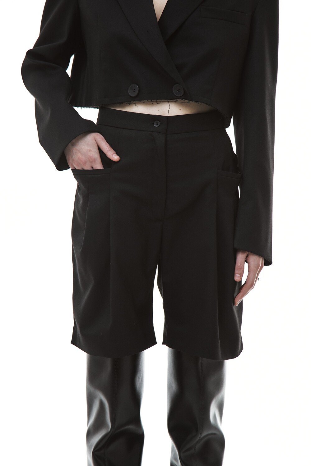 Bermuda shorts with pockets