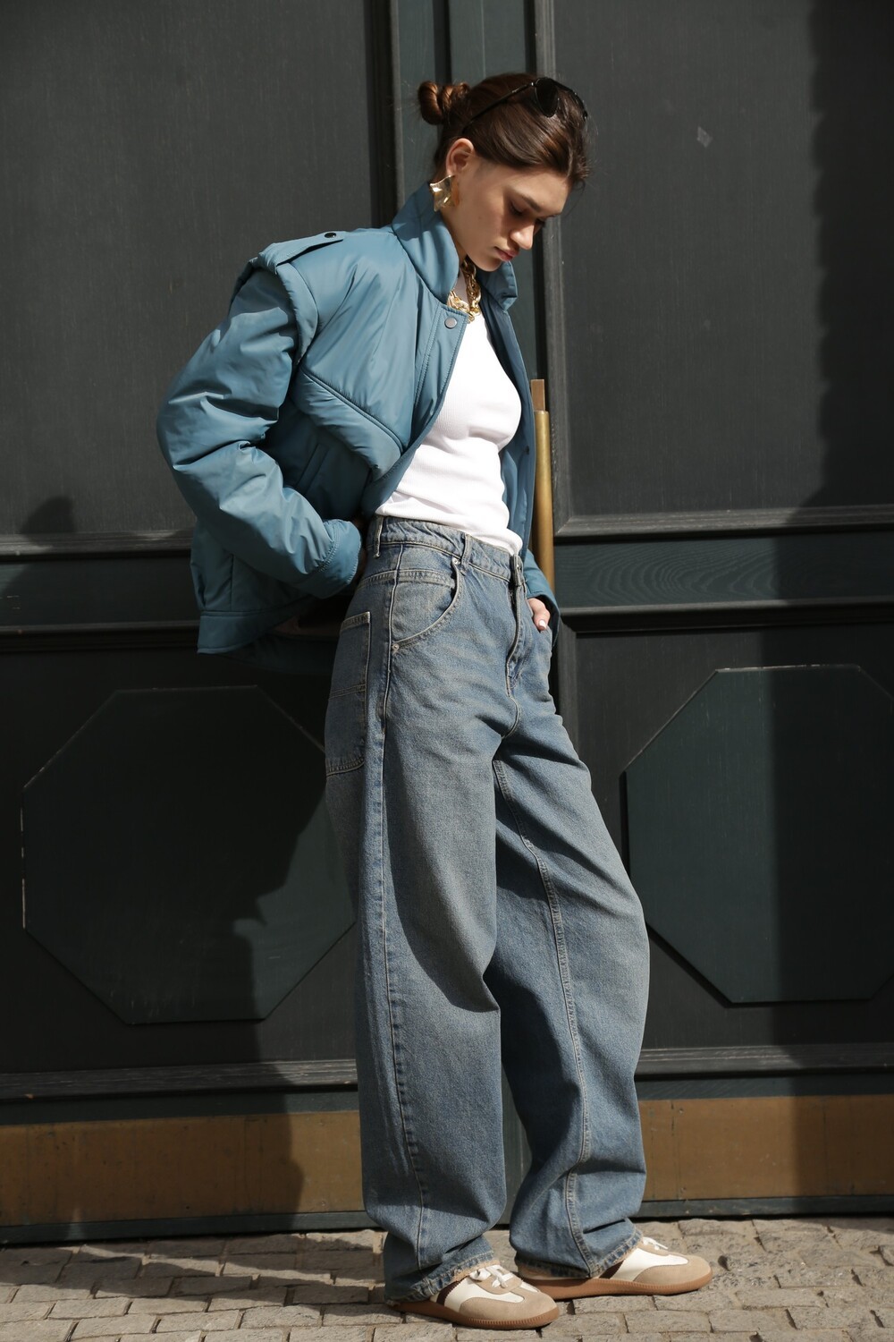 Relaxed jeans with a distressed effect