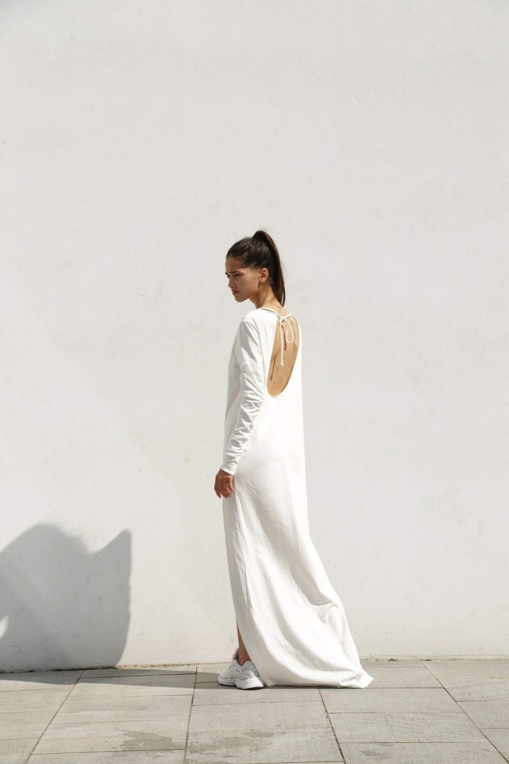 Dress with open back in white color