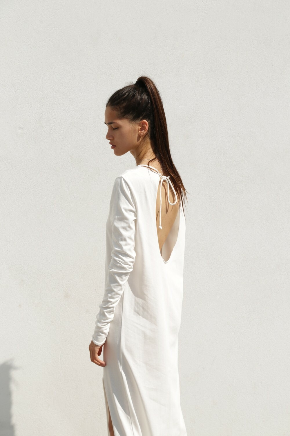 Dress with open back in white color