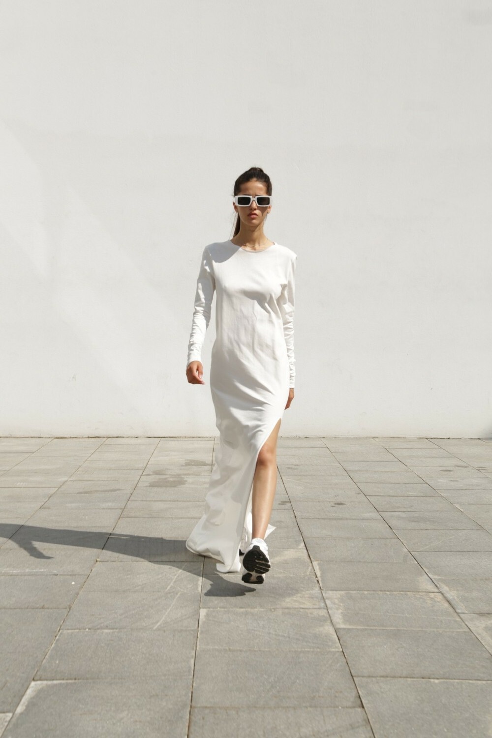 Dress with open back in white color