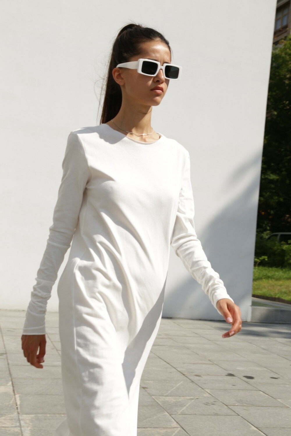 Dress with open back in white color