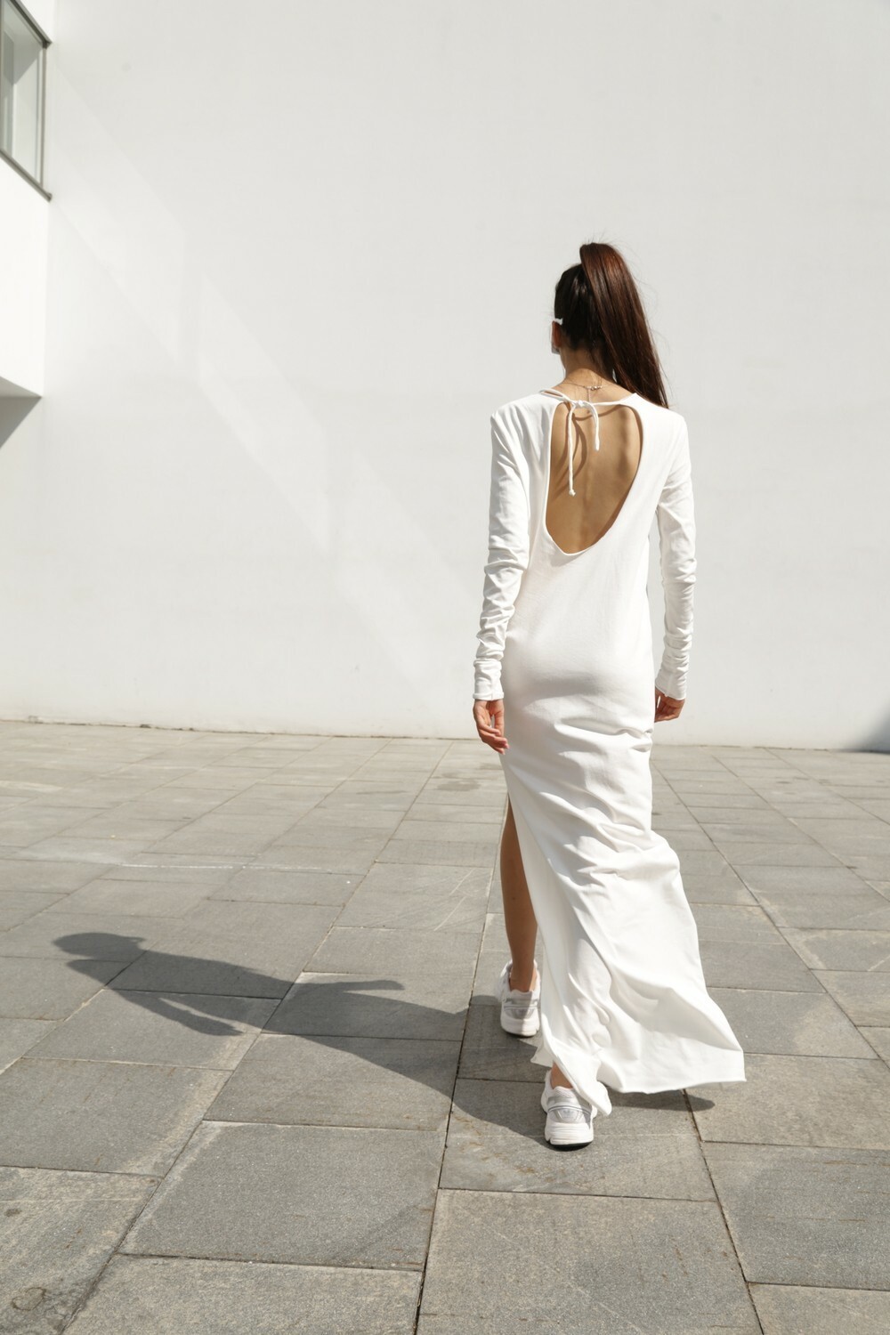 Dress with open back in white color