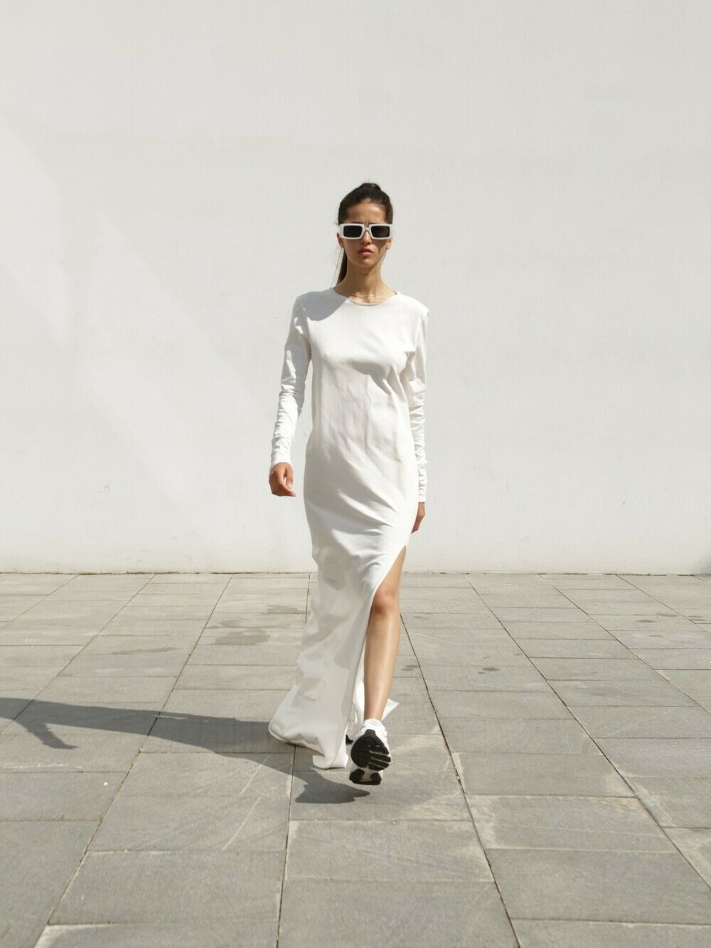 Dress with open back in white color